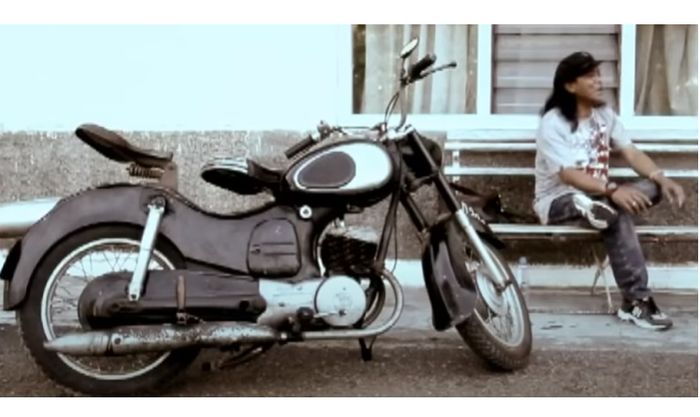 Salah satu scene di video klip Didi Kempot bersama sebuah motor tua
