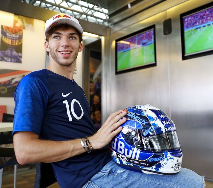 Pembalap tim Toro Rosso, Pierre Gasly memegang helm dengan desain livery khusus yang akan dipakainya pada GP F1 Prancis 2018
