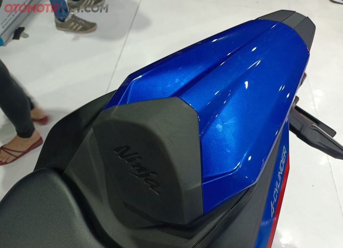 Kawasaki Ninja ZX-25R Candy Plasma Blue dilengkapi cover single seater
