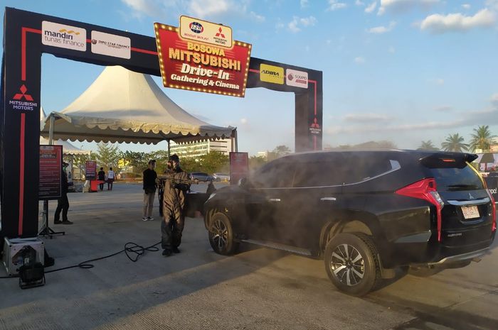 Gelaran Mitsubishi Customer Gathering &amp; Drive-in Cinema berlangsung di pelataran parkir Pinisi Point Mall Makassar, Sulsel (29/8/2020)