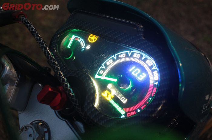 Ilustrasi panel instrumen analog motor