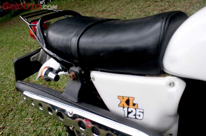 Bodi belakang dan jok custom, plus pasang knalpot custom ala Honda XL 125