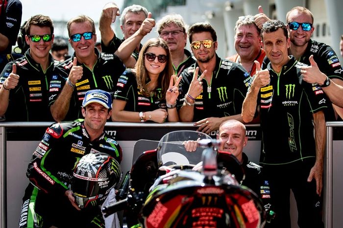 Herve Poncharal (tepat di atas Johann Zarco) salut dengan penampilan Johann Zarco