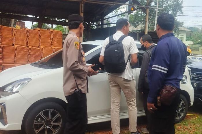 Kaca Toyota Agya berubah jadi begini saat ditinggal pemiliknya masuk ke toko