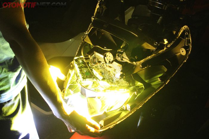 Nah, untuk mengganti warna lampu All New Honda PCX 150 cukup hidup-matikan lampunya, nanti akan berubah dari putih, kuning dan warm white   