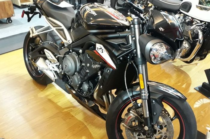 Triumph Street Triple RS di pameran otomotif Kemayoran.