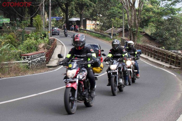 Ilustrasi turing menggunakan motor