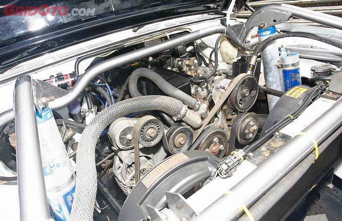 Mesin Jeep XJ Cherokee dipasang menggantikan mesin 2F bawaan Land Cruiser FJ40. Posisinya dimundurkan sekitar 20 cm.