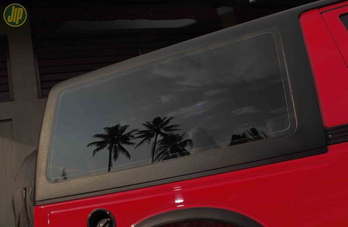 Pemasangan atap baru ini cukup memanfaatkan lubang bawaan pada body tube Suzuki Jimny Caribian. 