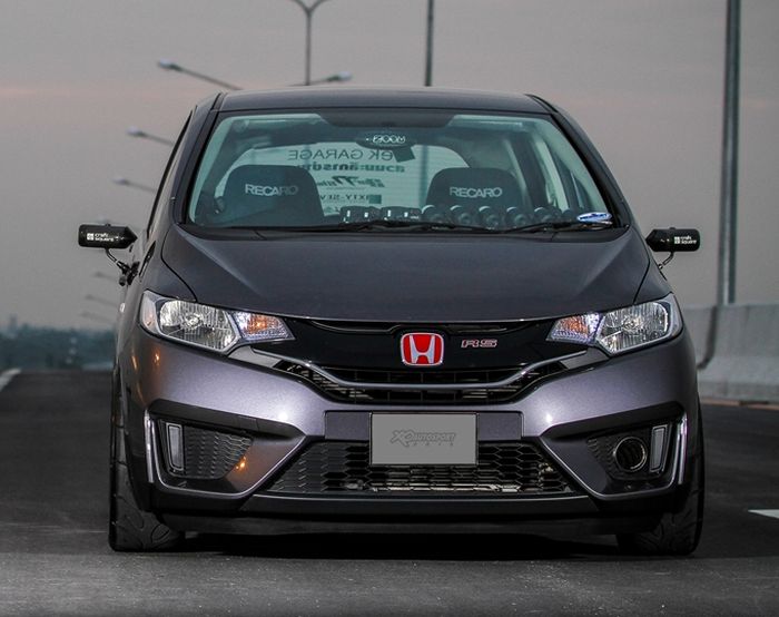 Tampilan depan modifikasi Honda Jazz GK5 dikemas lebih kece dan sporty