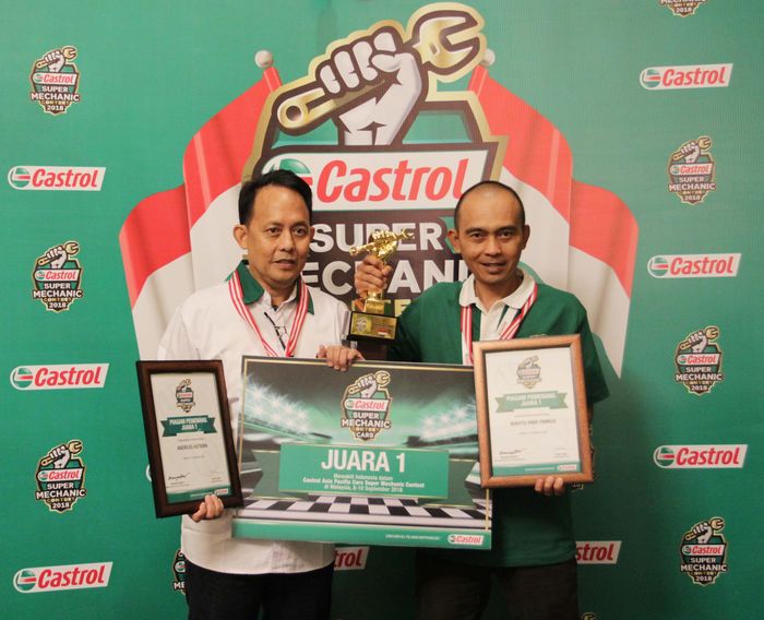 Wahyu Hari Pamuji (kanan), juara 1 Castrol Asia Pacific Cars Super Mechanic Contest 2018 tingkat nasional.