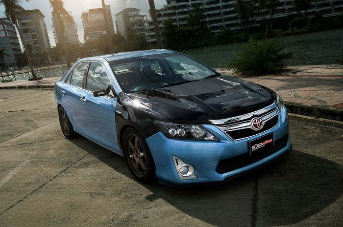 Modifikasi Toyota Camry hybrid bergaya racing dari Thailand
