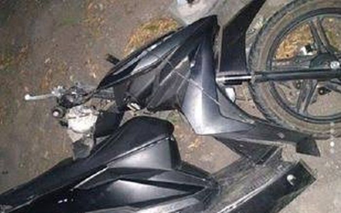 Ilustrasi rangka motor bengkok ke belakang karena kecelakaan