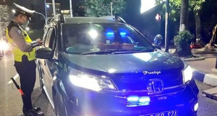 Polisi merazia kendaraan yang menggunakan lampu strobo berwarna biru
