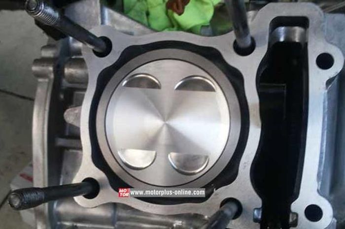 Blok dan piston kit Yamaha Nmax terpasang di mesin