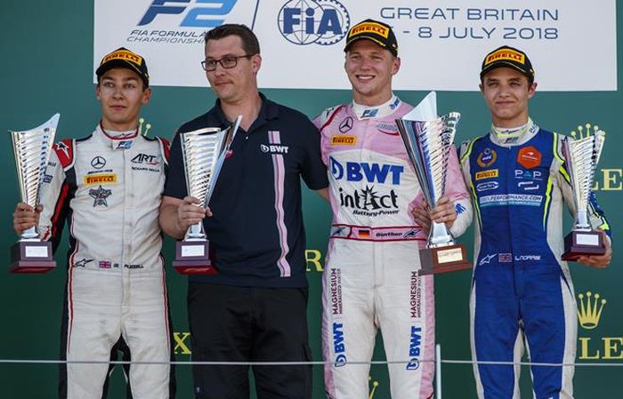 Lando Norris (paling kanan) saat naik podium ketiga balap F2 Inggris