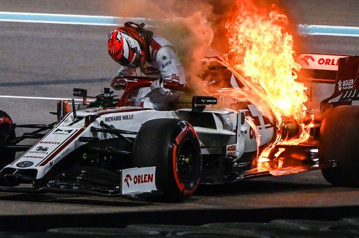 Bukannya takut, Begini reaksi Kimi Raikkonen usai mobilnya terbakar di hari pertama F1 Abu Dhabi 2020