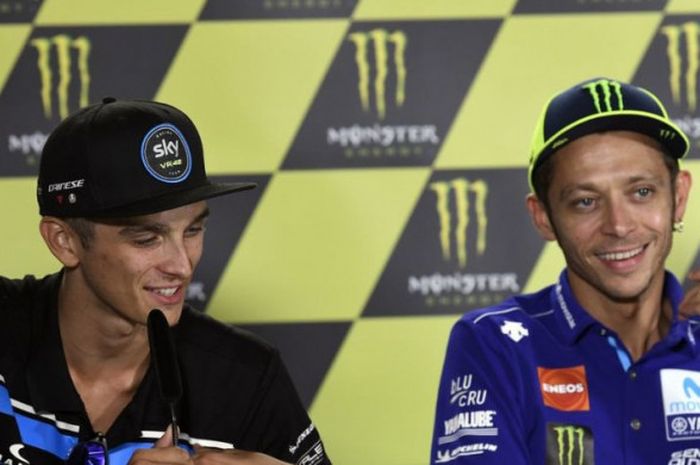Valentino Rossi dan adiknya, Luca Marini, saat jumpa pers setelah kualifikasi GP Rep Ceko 2018