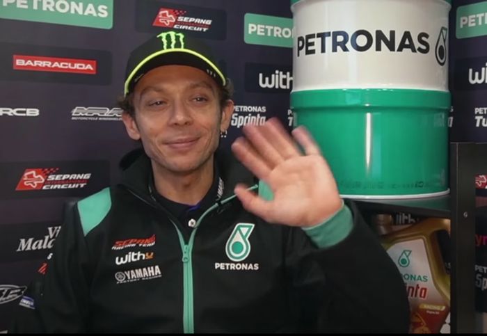 Valentino Rossi mengenakan seragam berwarna hijau dan hitam yang memang merupakan warna khas Petronas Yamaha SRT