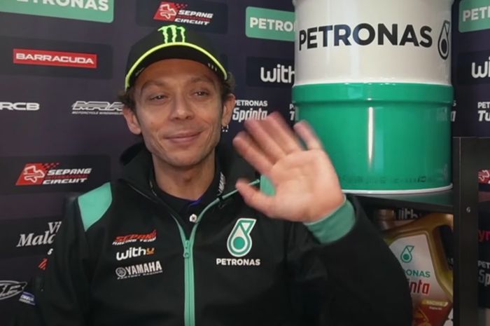 Valentino Rossi mengenakan seragam berwarna hijau dan hitam yang memang merupakan warna khas Petronas Yamaha SRT