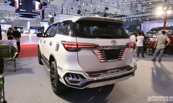 Tampilan belakang Toyota Fortuner pakai body kit bertabur aksen krom