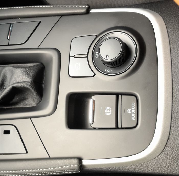 Konsol tengah New MU-X 4 WD di GIIAS 2025