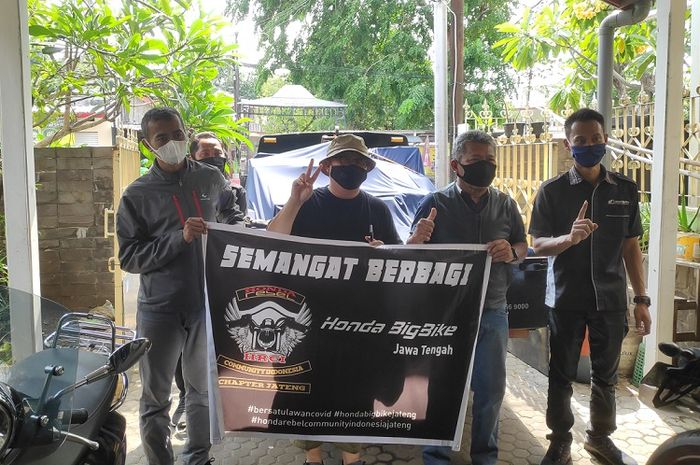 Komunitas Honda Big Bike Jateng  bersama Honda Rebel Community Indonesia (HRCI) Chapter Jateng bagi-bagi paket sembako di kota Semarang, Rabu (29/04/2020).