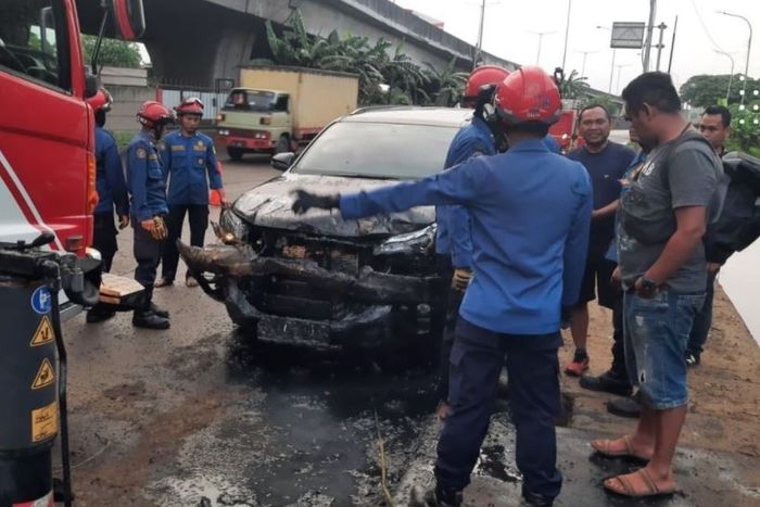 Tampak kerusakan pada panel bodi depan Toyota Fortuner setelah tercebur ke kali di Cilincing, Jakarta Utara