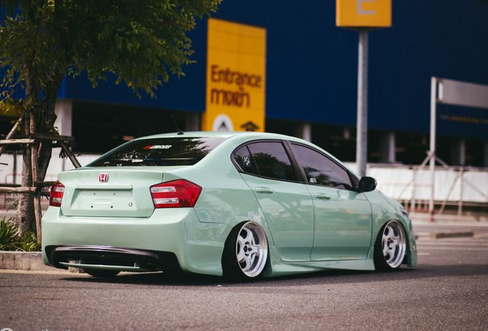 Tampilan bumper depan dan belakang Honda City dibuat resik