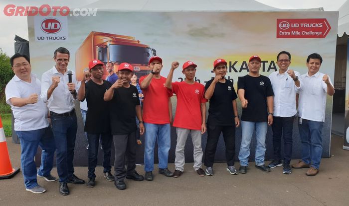 Jajaran direksi PT UD Astra Motor Indonesia bersama enam finalis Extra Mile Challenge 2020.