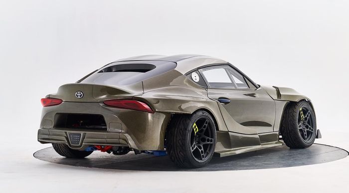 Seluruh bodi Toyota Supra Eurofighter terbuat dari carbon fiber dan kevlar