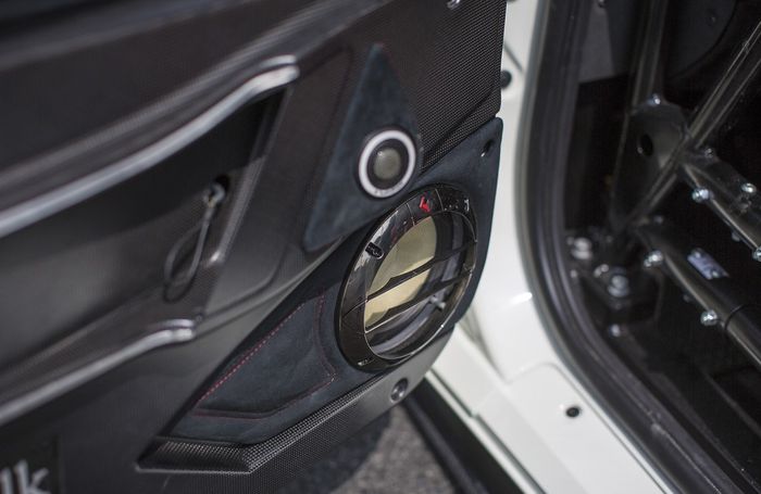Tampilan speaker di bagian pintu Ferrari 458.