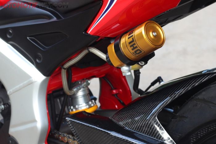 Suspensi Ohlins terpasang di CBR250RR ini bersanding dengan part karbon