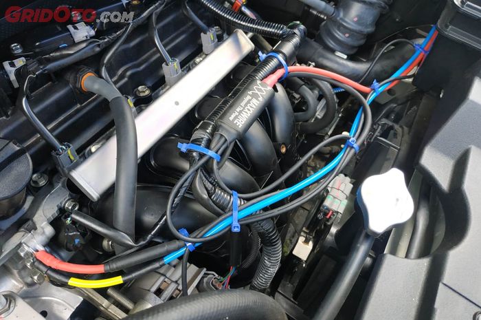 Ilustrasi Pemasangan kabel Maxxwire di mobil bensin
