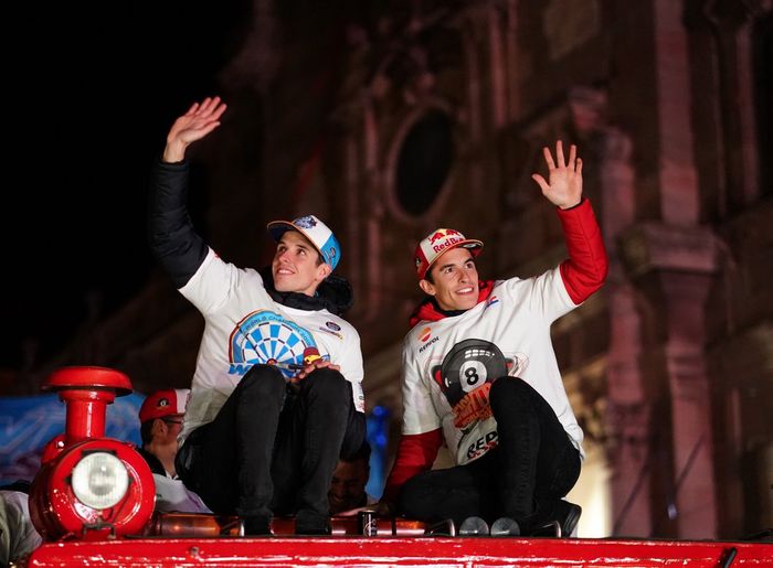 Marc Marquez dan Alex Marquez berkeliling di kota kelahirannya di Cervera Spanyol naik truk warna merah dan biru itu.