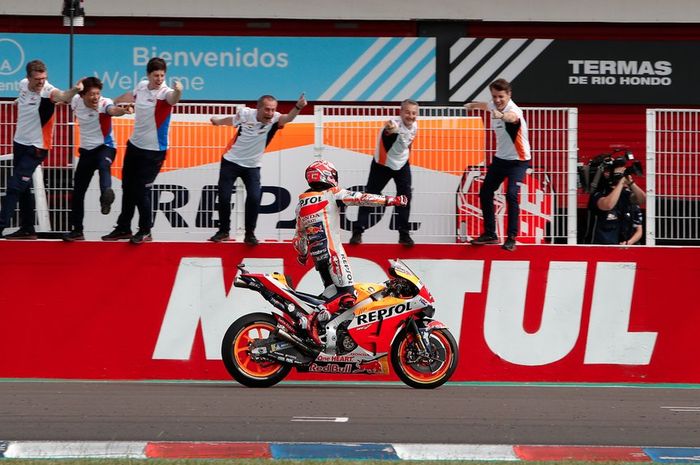 Marc Marquez lakukan aksi selebrasi setelah menang MotoGP Argentina 2019