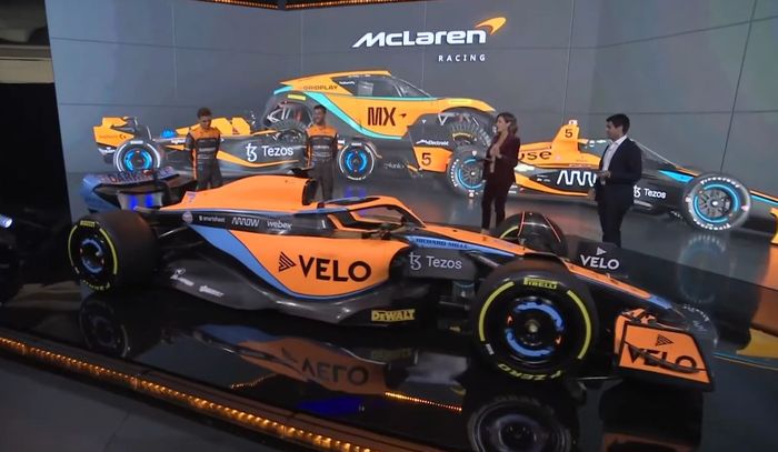 Tim McLaren saat memperkenalkan mobil baru MCL36 untuk musim balap F1 2022 hari Jumat (11/2/2022)