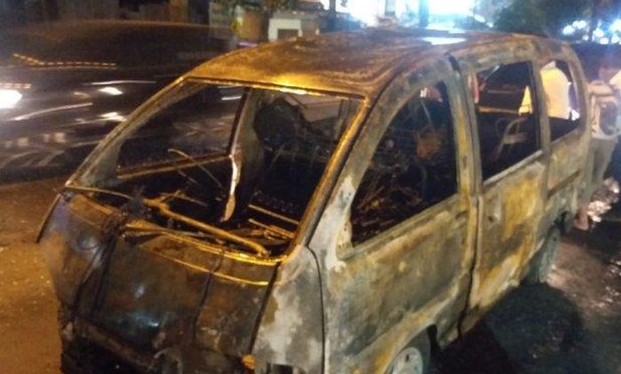 Kondisi Daihatsu Espass yang keluar dari SPBU hangus terbakar