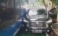 Posisi Kijang Innova Ini Bikin Ngilu, Kejepit Bus TransJakarta dan Trotoar