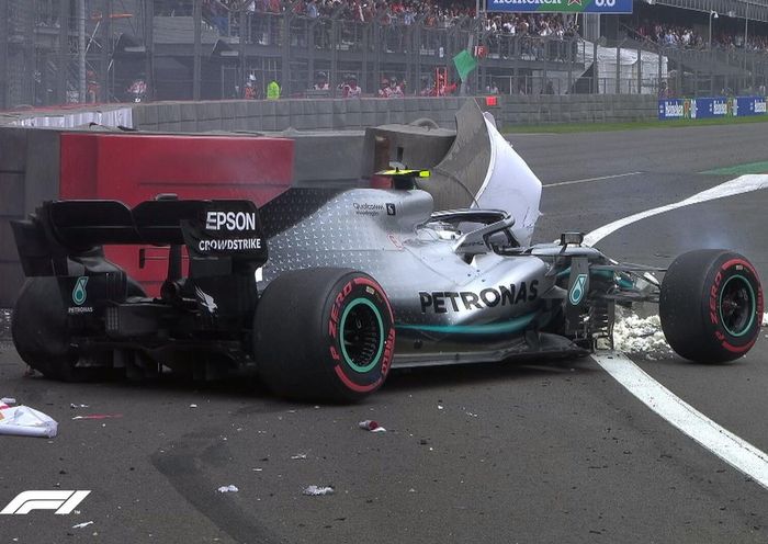 Pada menit-menit akhir kualifikasi F1 Meksiko, Valtteri Bottas menabrak pagar di tikungan terakhir