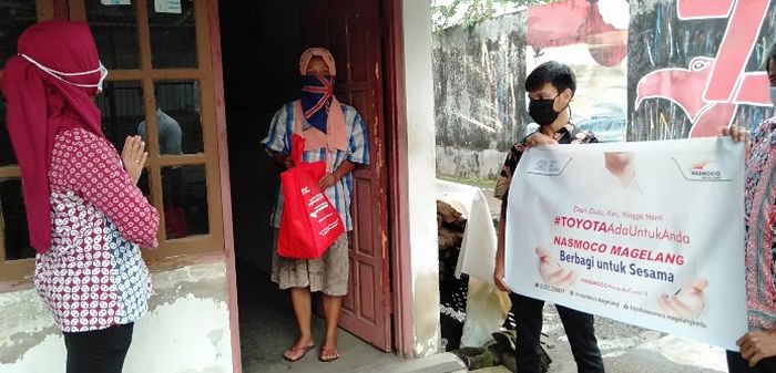 Pembagian sembako dan alat pencegahan penularan Covid-19.