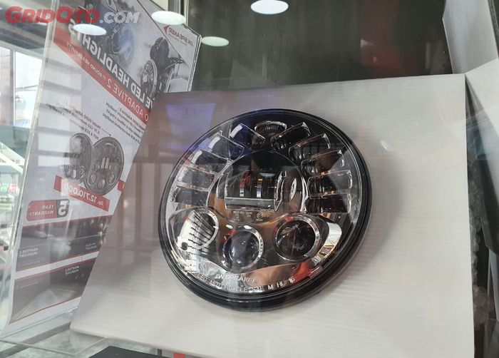 Headlamp LED motor merek JW Speaker 8790 yang dibanderol Rp 18 jutaan