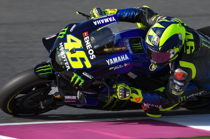 Valentino Rossi menikung