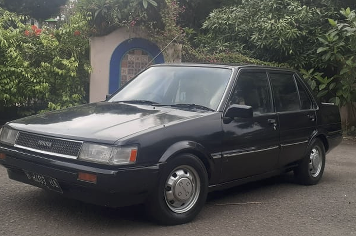 Toyota Corolla SE Saloon tampil ciamik kayak baru keluar pabrik, lihat dijamin nostalgia.