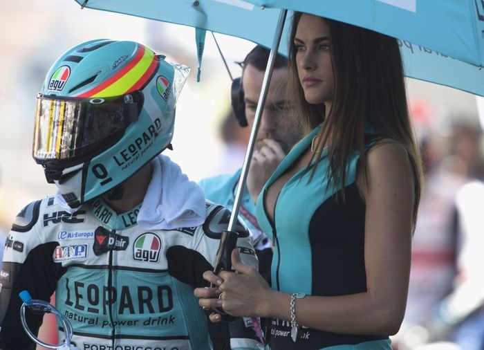 Francesca Sofia Novello jadi umbrella girl Leopard Racing memayungi Joan Mir di Moto3 musim lalu