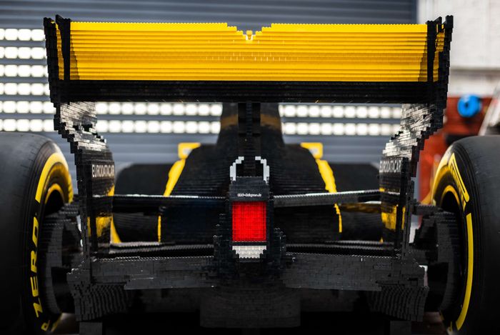 Replika mobil R.S.17 F1 terbuat dari 313.000 balok lego