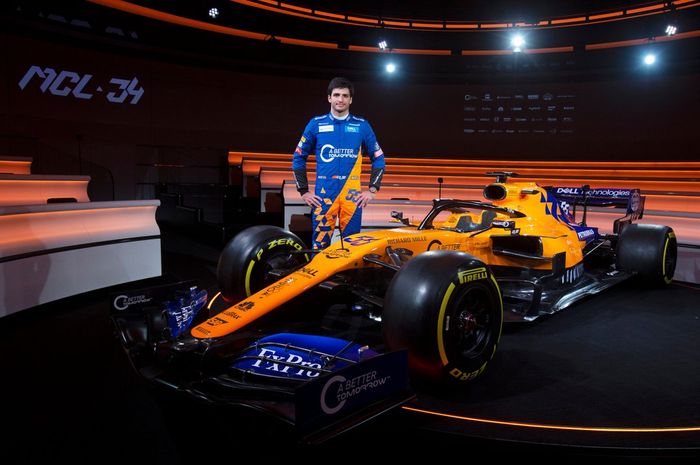 Carlos Sainz Jr. saat berpose disebelah mobil baru tim McLaren F1, MCL34