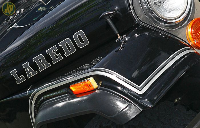  Decal Sheet Laredo yang menempel pada kap nesin Jeep CJ-7 ini dipesan langsung dari Amerika.
