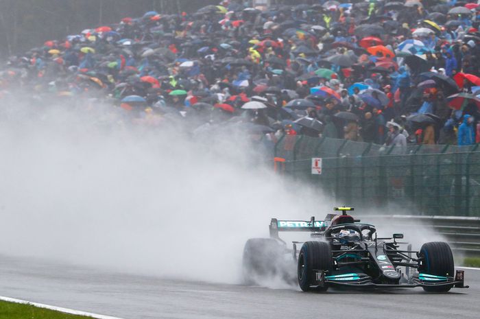 Penonton setia menunggu balap F1 Belgia 2021 sambil kehujanan, tetapi balapan hanya berlangsung dua lap