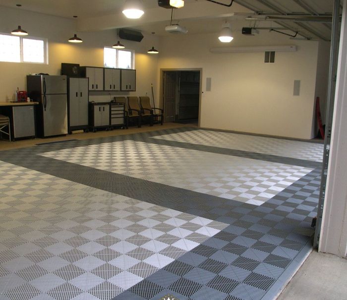 Modular floor dari Flooring Kings di garasi rumah